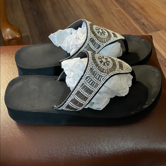 Yellow Box Starla Rhinestone flip flops 8 - Picture 3 of 8